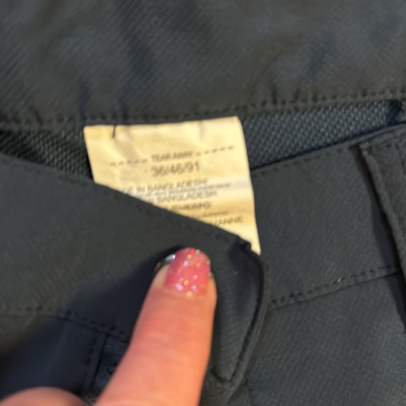 🍍UNDER ARMOUR GOLF SHORTS🍍SIZE 36🍍U-1 - Picture 2 of 3